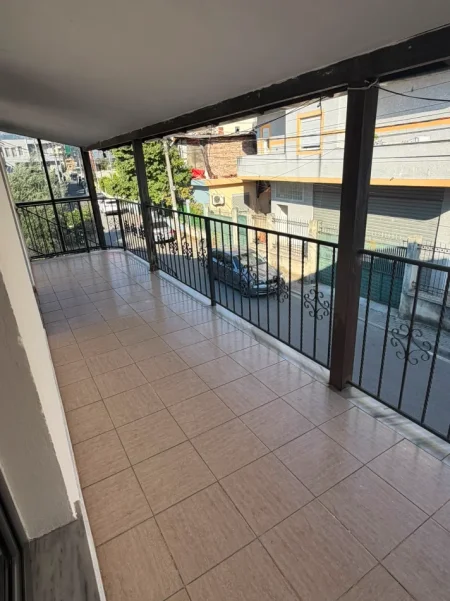 Tirane, jepet me qera apartament 1+1 Kati 2, 75 m² 320 € (Rr.Isuf Balta)