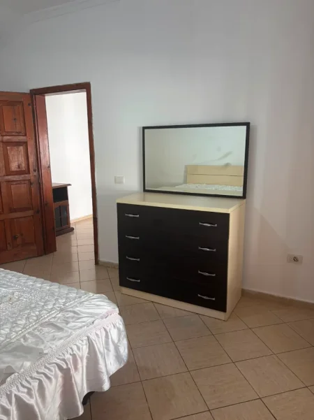 Tirane, jepet me qera apartament 1+1 Kati 2, 75 m² 320 € (Rr.Isuf Balta)