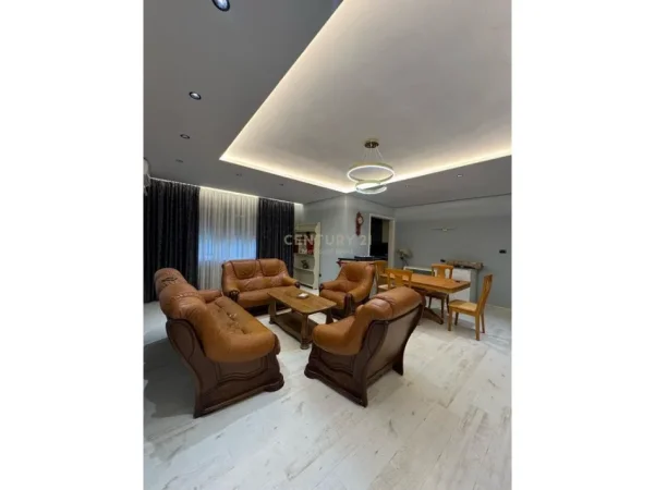 Tirane, jepet me qera apartament 2+1+Ballkon Kati 2, 150 m² 650 € (Vasil Shanto)