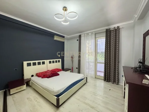 Tirane, jepet me qera apartament 2+1+Ballkon Kati 2, 150 m² 650 € (Vasil Shanto)