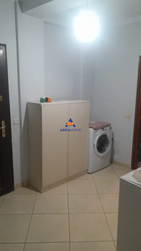 Tirane, jepet me qera apartament 1+1+Ballkon Kati 8, 70 m² 429 € 