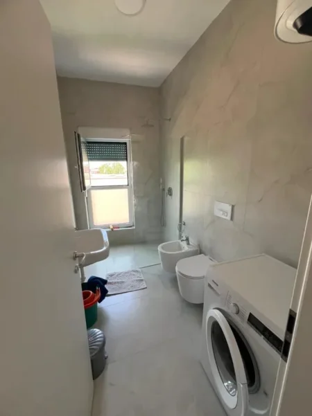 Tirane, jepet me qera apartament 1+1 Kati 4, 60 m² 450 € (Ali dem)