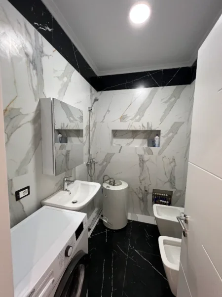Tirane, jepet me qera apartament 1+1 Kati 7, 50 m² 600 € (Jordan Misja)