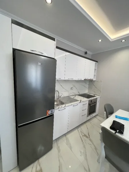 Tirane, jepet me qera apartament 1+1 Kati 7, 50 m² 600 € (Jordan Misja)
