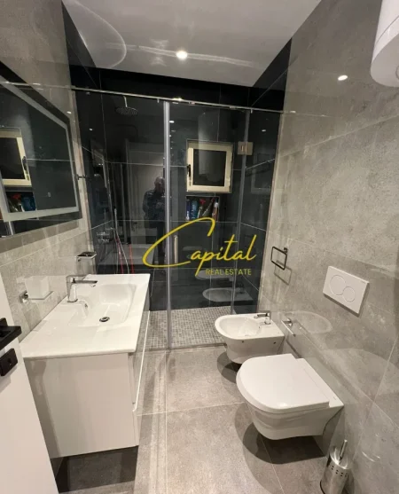 Tirane, jepet me qera apartament 2+1 Kati 7, 82 m² 700 € (ISH FUSHA AVIACIONIT)