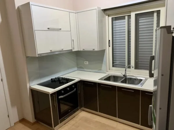 Tirane, jepet me qera apartament 2+1 Kati 4, 140 m² 600 € (Rruga Fuat Toptani)
