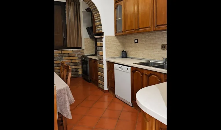 Tirane, jepet me qera apartament 2+1 Kati 5, 148 m² 1.000 € 