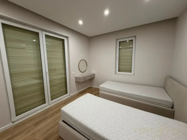 Tirane, jepet me qera apartament 2+1 Kati 4, 95 m² 700 € 