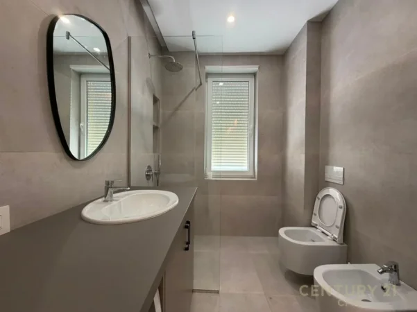 Tirane, jepet me qera apartament 2+1 Kati 4, 95 m² 700 € 
