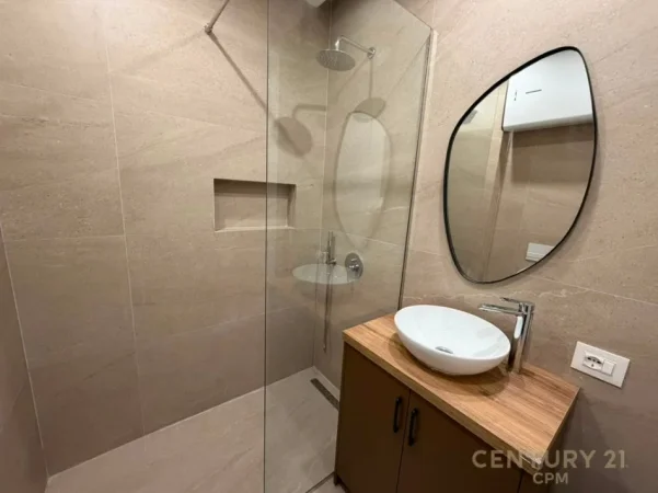Tirane, jepet me qera apartament 2+1 Kati 4, 95 m² 700 € 
