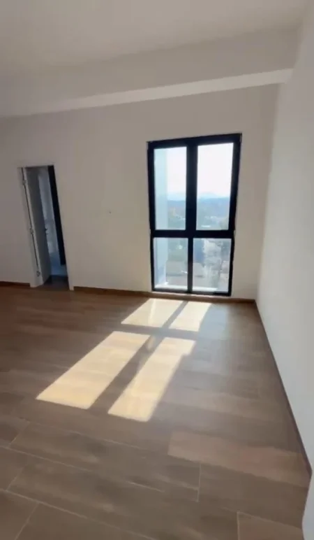 Tirane, jepet me qera apartament 3+1 Kati 3, 130 m² 690 € (Kompleksi Arlis — Farmacia 10)