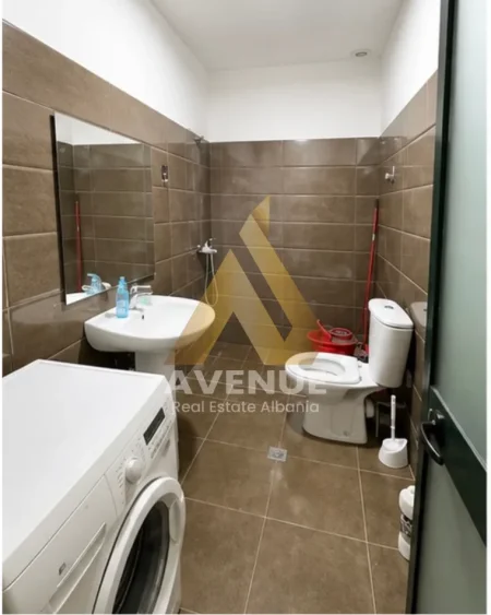Tirane, jepet me qera apartament 2+1+Ballkon Kati 1, 90 m² 450 € (Rruga Bill Klinton)