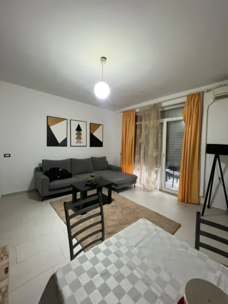 Tirane, jepet me qera apartament 1+1 Kati 4, 65 m² 500 € (Kopshti Botanik)