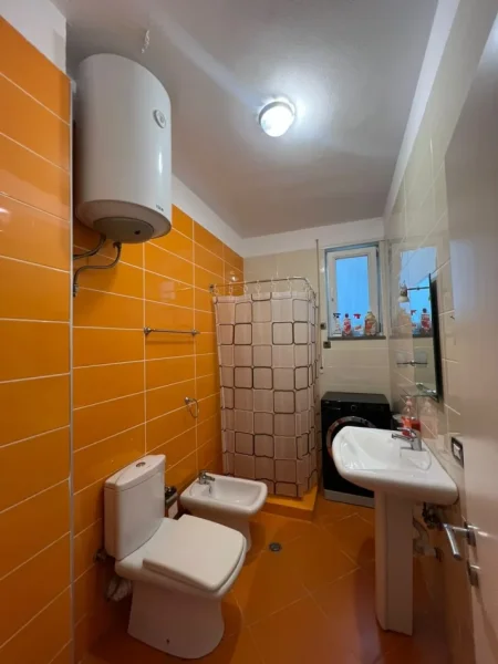 Tirane, jepet me qera apartament 1+1 Kati 4, 65 m² 500 € (Kopshti Botanik)