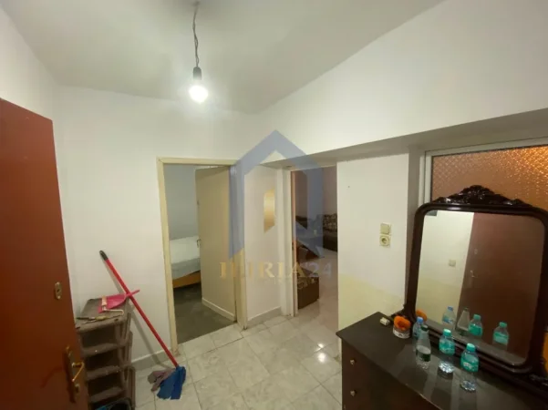 Tirane, jap me qera apartament 1+1+Ballkon Kati 1, 53 m² 300 € (Apartament 1+1 me Qira tek Oxhaku Rruga Kujtim Laro)