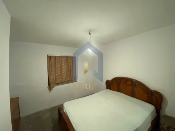Tirane, jap me qera apartament 1+1+Ballkon Kati 1, 53 m² 300 € (Apartament 1+1 me Qira tek Oxhaku Rruga Kujtim Laro)