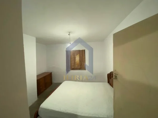 Tirane, jap me qera apartament 1+1+Ballkon Kati 1, 53 m² 300 € (Apartament 1+1 me Qira tek Oxhaku Rruga Kujtim Laro)