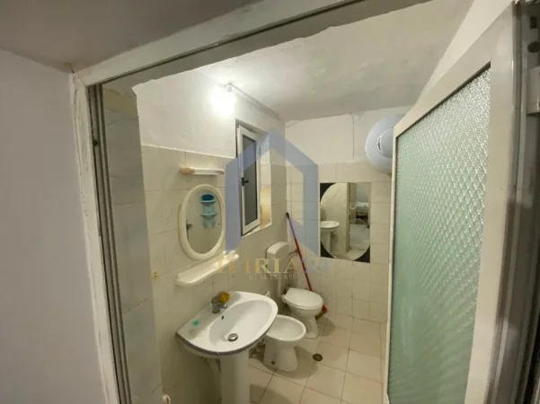 Tirane, jap me qera apartament 1+1+Ballkon Kati 1, 53 m² 300 € (Apartament 1+1 me Qira tek Oxhaku Rruga Kujtim Laro)