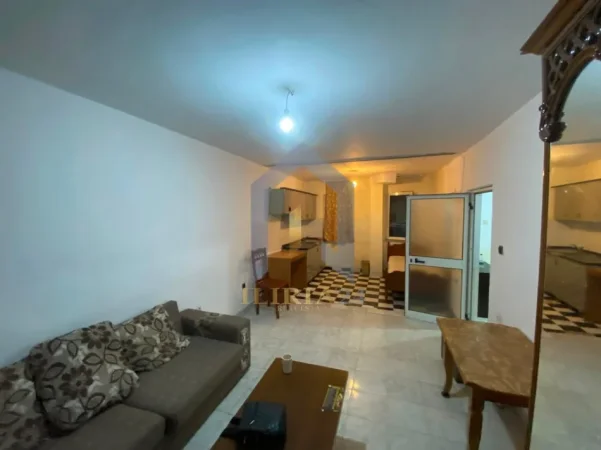 Tirane, jap me qera apartament 1+1+Ballkon Kati 1, 53 m² 300 € (Apartament 1+1 me Qira tek Oxhaku Rruga Kujtim Laro)