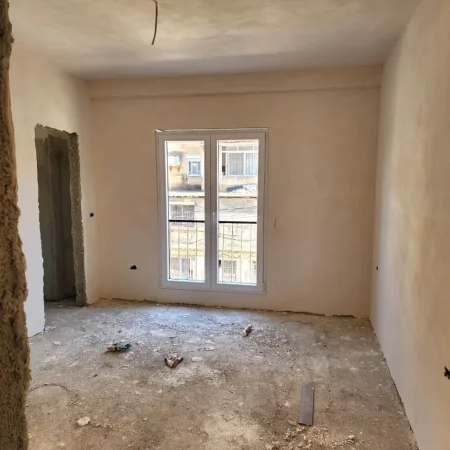 Tirane, shitet apartament 2+1+Ballkon Kati 1, 100 m² 