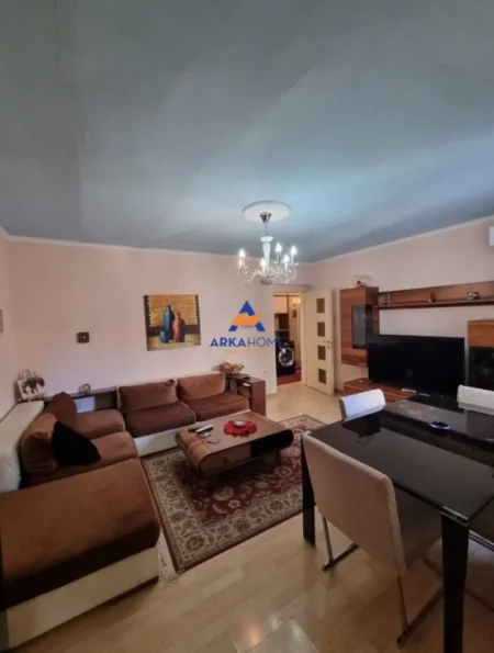 Tirane, jepet me qera apartament 2+1+Ballkon Kati 4, 70 m² 751 € 