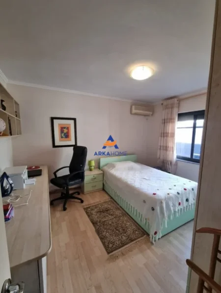 Tirane, jepet me qera apartament 2+1+Ballkon Kati 4, 70 m² 751 € 