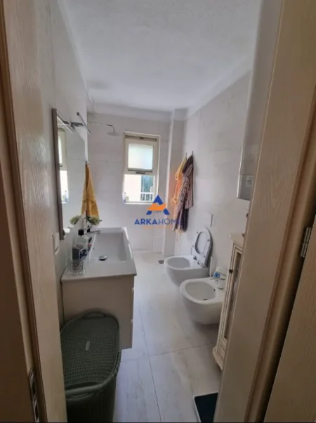 Tirane, jepet me qera apartament 2+1+Ballkon Kati 4, 70 m² 751 € 