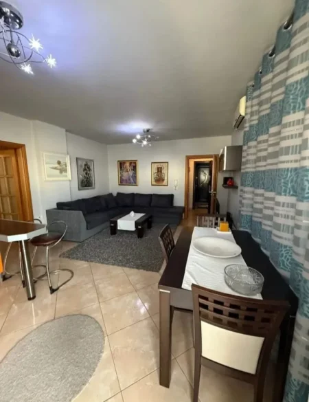 Tirane, jepet me qera apartament 2+1+Ballkon Kati 4, 90 m² 650 € (Pallati me Shigjeta)