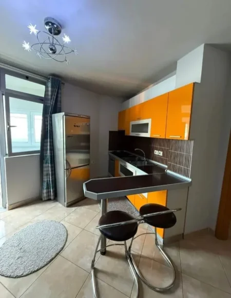 Tirane, jepet me qera apartament 2+1+Ballkon Kati 4, 90 m² 650 € (Pallati me Shigjeta)