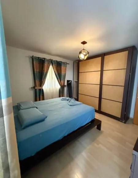 Tirane, jepet me qera apartament 2+1+Ballkon Kati 4, 90 m² 650 € (Pallati me Shigjeta)