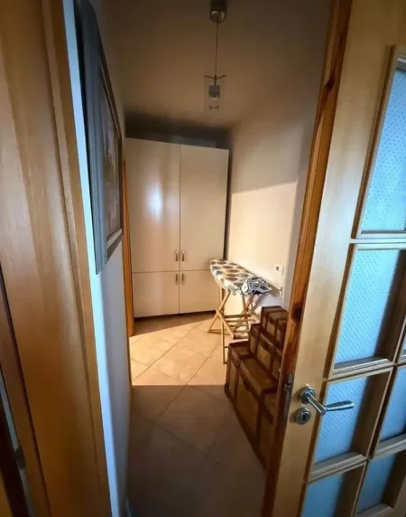 Tirane, jepet me qera apartament 2+1+Ballkon Kati 4, 90 m² 650 € (Pallati me Shigjeta)