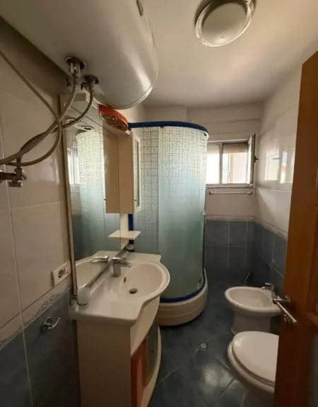 Tirane, jepet me qera apartament 2+1+Ballkon Kati 4, 90 m² 650 € (Pallati me Shigjeta)