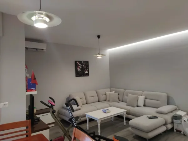 Tirane, jepet me qera apartament 1+1 Kati 6, 700 € (Kristal Center)