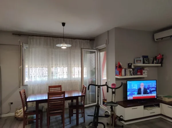 Tirane, jepet me qera apartament 1+1 Kati 6, 700 € (Kristal Center)