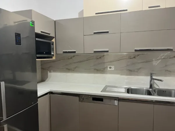 Tirane, jepet me qera apartament 2+1 Kati 12, 95 m² 700 € (Jordan Misja)