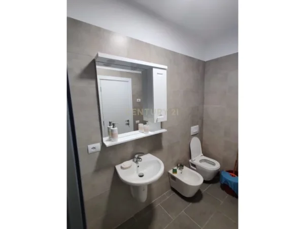 Tirane, jepet me qera apartament 2+1 Kati 2, 95 m² 800 € (rezidenca quartum)