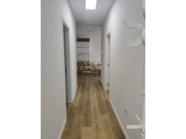 Tirane, jepet me qera apartament 2+1 Kati 2, 95 m² 800 € (rezidenca quartum)
