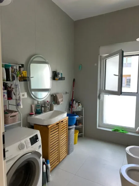 Tirane, jepet me qera apartament 2+1+Ballkon Kati 8, 550 € 