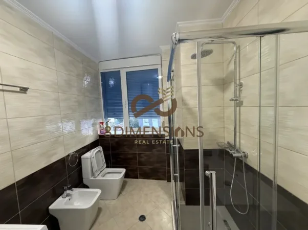 Jepet me qera Apartament 2+1 ne Rrugen e Barrikadave (D8242A-206)