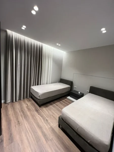 Tirane, jepet me qera apartament 2+1 Kati 7, 84 m² 700 € (Fusha e Aviacionit,Pallati 23)