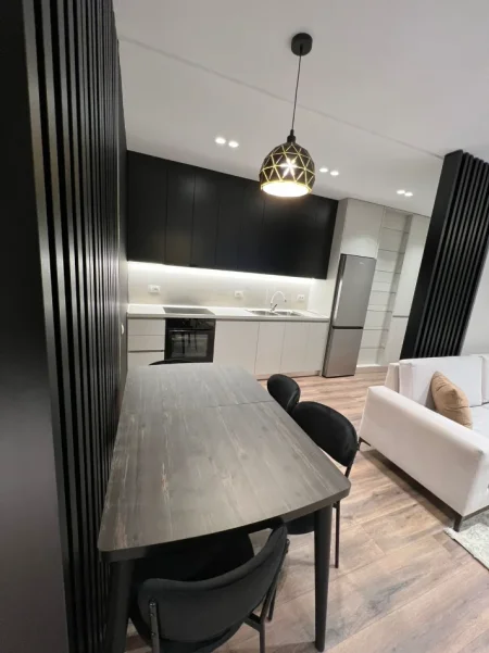 Tirane, jepet me qera apartament 2+1 Kati 7, 84 m² 700 € (Ish Fusha e Aviacionit)