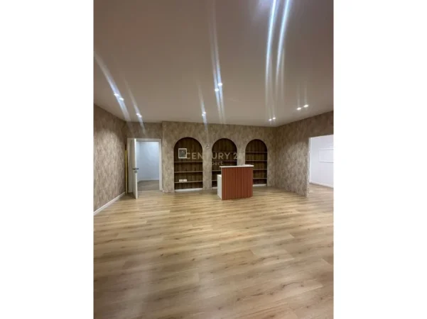 Shqiperi, jepet me qera ambjent biznesi Kati 1, 80 m² 800 € (Astir)
