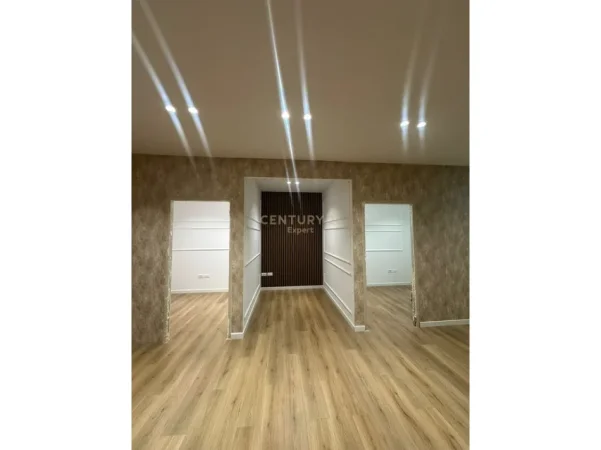 Shqiperi, jepet me qera ambjent biznesi Kati 1, 80 m² 800 € (Astir)