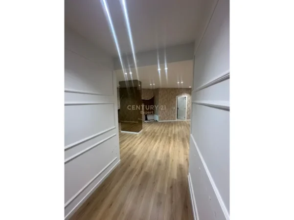 Shqiperi, jepet me qera ambjent biznesi Kati 1, 80 m² 800 € (Astir)