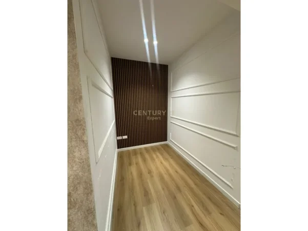 Shqiperi, jepet me qera ambjent biznesi Kati 1, 80 m² 800 € (Astir)