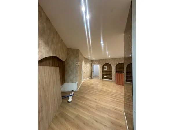 Shqiperi, jepet me qera ambjent biznesi Kati 1, 80 m² 800 € (Astir)