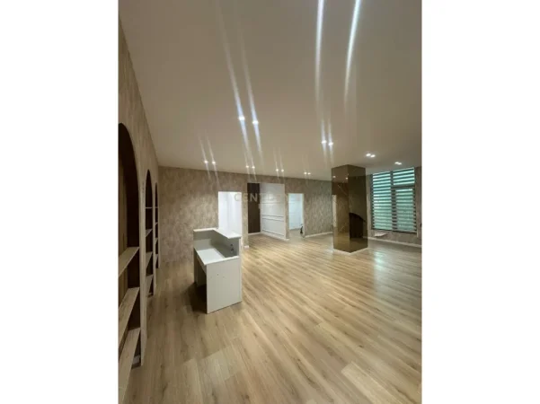 Shqiperi, jepet me qera ambjent biznesi Kati 1, 80 m² 800 € (Astir)