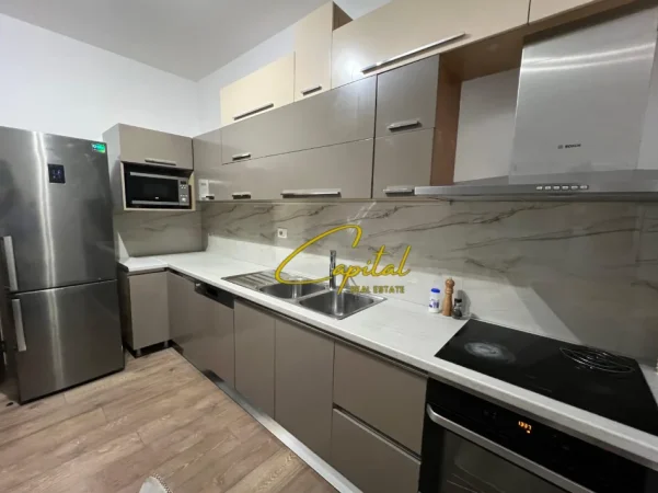 Tirane, jepet me qera apartament 2+1 Kati 12, 100 m² 700 € (ISH STACIONI TRENIT)