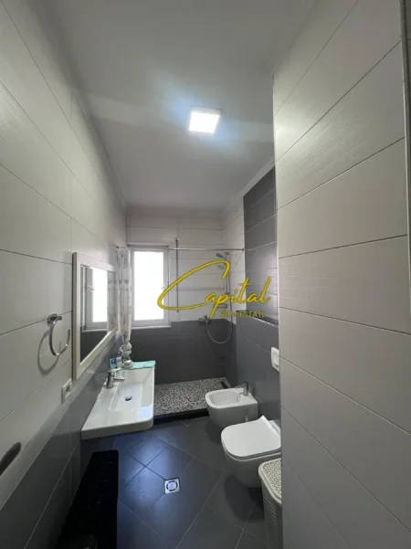 Tirane, jepet me qera apartament 2+1 Kati 12, 100 m² 700 € (ISH STACIONI TRENIT)