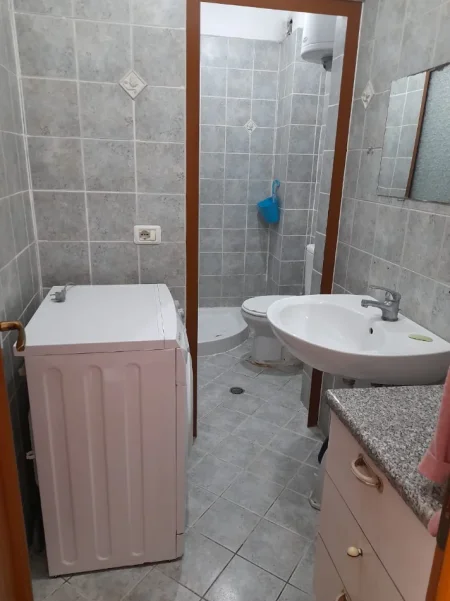 Tirane, jepet me qera garsonier 1+1 Kati 3, 38 m² 300 € (tek tregu elektrik Tirane)